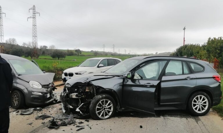 Scontro frontale tra due auto a Maierato: tre i feriti