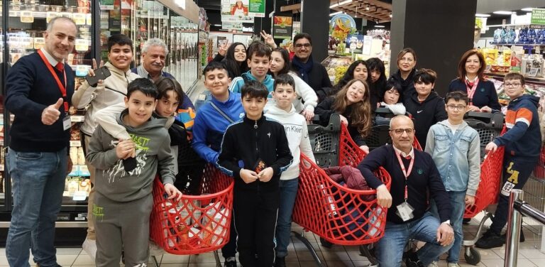 Jonadi, la scuola primaria di Nao alle prese con l’esperienza dello shopping