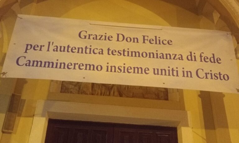 “Grazie don Felice”, striscione davanti la chiesa di Pannaconi commuove il sacerdote