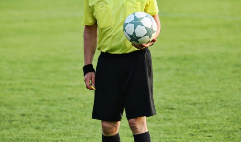 Botte e minacce all’arbitro durante una partita di calcio nel Vibonese, daspo per 7 giocatori