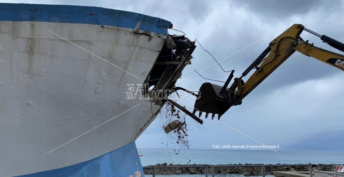 Al via alla Marina di Pizzo le operazioni di demolizione del ristorante “La Nave”