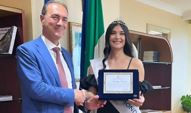 Consiglio regionale, premiata la miss vibonese Nicoletta Ventrice