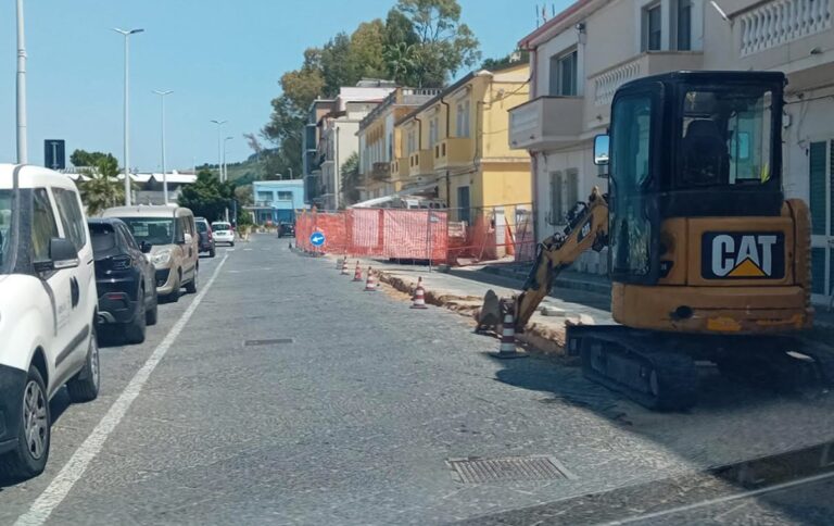 Lavori pubblici a Vibo Marina, De Pinto: «Vanno a rilento creando un danno pure al porto»