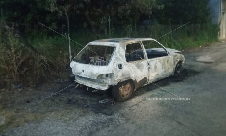 Auto in fiamme a Mileto, indagano i carabinieri