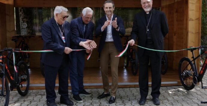 Il Parco delle Serre in bici, inaugurata la stazione di bike sharing: ospite d’onore il campione Moser – Video