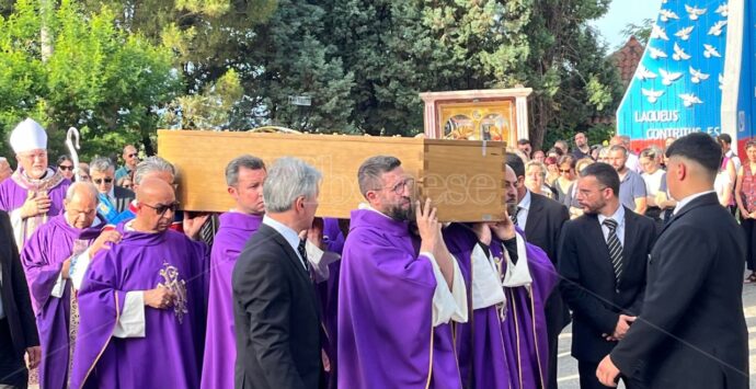 Potenzoni, grande commozione per l’ultimo saluto a padre Lorenzo. Il vescovo Nostro: «Ci ha insegnato l’entusiasmo di Dio» – VIDEO