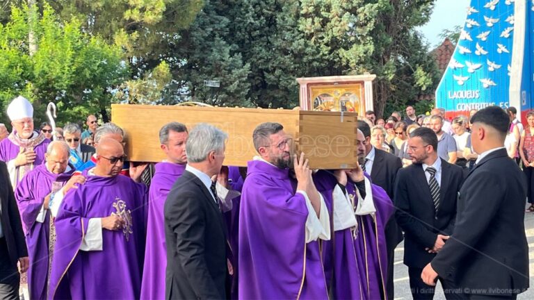 Potenzoni, grande commozione per l’ultimo saluto a padre Lorenzo. Il vescovo Nostro: «Ci ha insegnato l’entusiasmo di Dio» – VIDEO