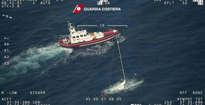 Naufragio migranti al largo della Calabria, recuperati tre corpi dalla Guardia costiera