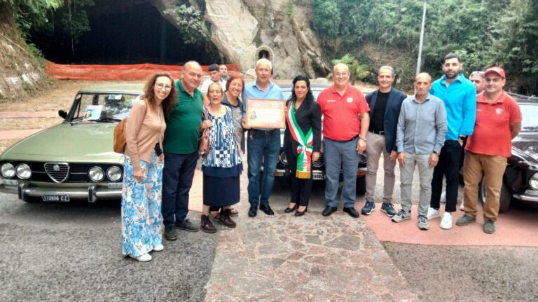 Filandari, tanta emozione alla prima edizione del raduno di auto storiche in memoria di Domenico Tavella