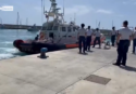 Naufragio di migranti nelle acque del Mediterraneo, molti i dispersi. Sopravvissuti condotti a Roccella: c’è una donna morta – Video