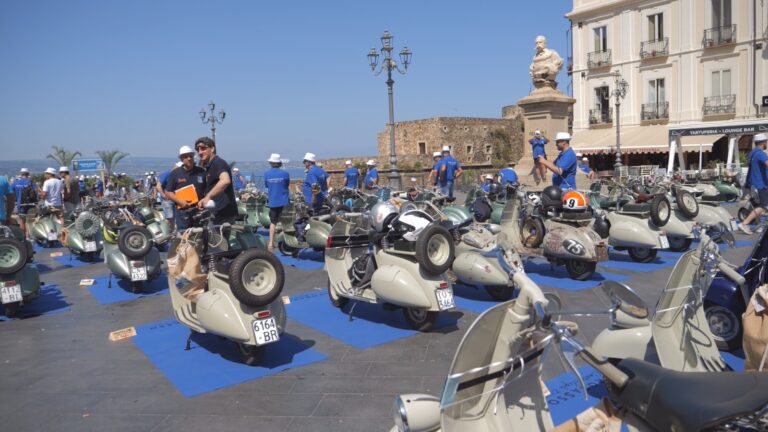 Costa degli Dei “da cartolina”, da Pizzo a Tropea il tour di cento Vespe arrivate da tutta Italia – Video