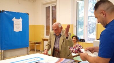 Vibo, la lezione di democrazia di Antonio: al seggio a 101 anni, la prima volta ha votato per scegliere tra Repubblica e Monarchia -Video