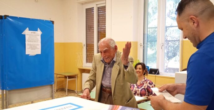 Vibo, la lezione di democrazia di Antonio: al seggio a 101 anni, la prima volta ha votato per scegliere tra Repubblica e Monarchia -Video