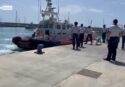 Naufragio di migranti nelle acque del Mediterraneo, molti i dispersi. Sopravvissuti condotti a Roccella: c’è una donna morta – Video