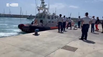 Naufragio di migranti nelle acque del Mediterraneo, 50 i dispersi. Sopravvissuti condotti a Roccella: c’è una donna morta – Video