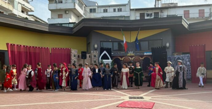 Tropea, i bambini della scuola primaria portano in scena “Romeo e Giulietta”