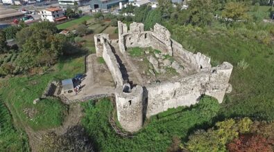 Il Castello di Bivona fu costruito quando era lambito dal mare: dalla cinta muraria emerge lo scoglio di arenaria su cui poggia