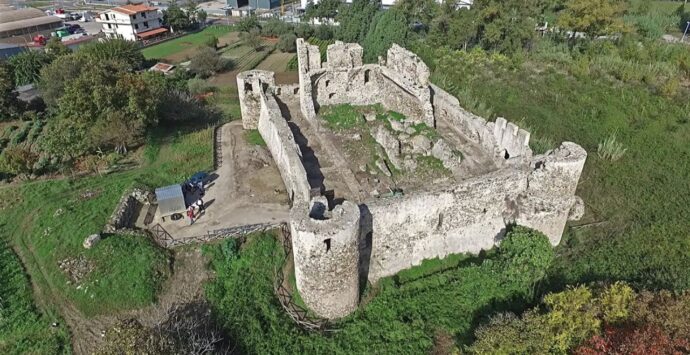 Lavori al Castello di Bivona, l’Archeoclub: «I cordoli in cemento della strada d’accesso sono un obbrobrio, la Soprintendenza intervenga»