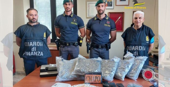 Filandari, in auto con 5 chili di marijuana tra i libri scolastici. E nella cucina di casa un chilo di coca: arrestato -Video