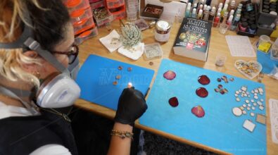 L’artista vibonese che produce gioielli con i fiori: la passione di Adriana a LaC Storie – Video