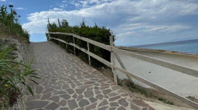 Ricadi, l’ingresso al paradiso è… un inferno: l’opposizione denuncia accessi alla spiaggia «indecenti e insicuri»