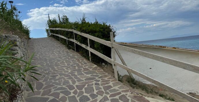 Ricadi, l’ingresso al paradiso è… un inferno: l’opposizione denuncia accessi alla spiaggia «indecenti e insicuri»