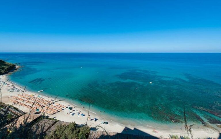 Ricadi, opere abusive a mare e in spiaggia al servizio di un villaggio: scatta il sequestro