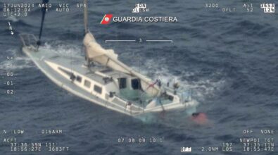 Naufragio al largo della Calabria, recuperati altri corpi in mare: ci sono anche bambini