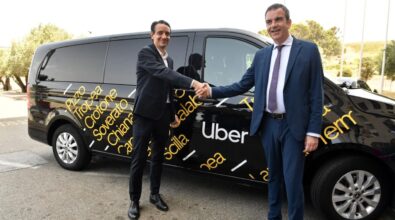 Uber black sbarca in Calabria, il servizio presentato da Occhiuto: berline e van per turisti ma non solo