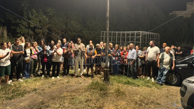 Protesta a Tropea, un “fortino” di auto per impedire la costruzione dell’antenna telefonica