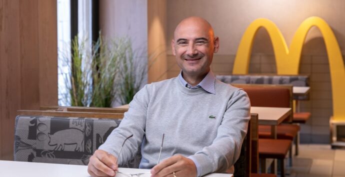 Entra per mangiare un panino e dopo 20 anni diventa proprietario di tre McDonald’s (uno a Vibo): la storia di Sergio
