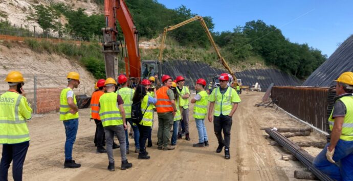 Trasversale delle Serre, gli studenti dell’Einaudi a lezione nel cantiere del lotto di Vazzano -Video