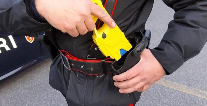 Sant’Onofrio, minaccia i genitori con un’accetta: bloccato dai carabinieri grazie alla pistola taser