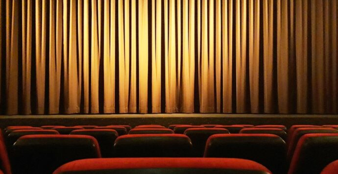 Teatro, al Cinema moderno di Vibo una serata all’insegna del sorriso e della solidarietà