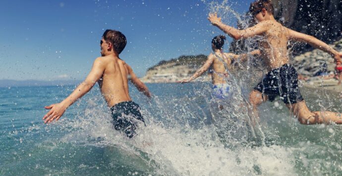 Ombrellone, quanto mi costi! I prezzi sulla Costa degli Dei a luglio e agosto. Ma a giugno si batte la fiacca