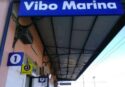 Stazione di Vibo Marina, potenziate le fermate dei treni ma resta il nodo dei cantieri e del degrado nel tratto che conduce al porto