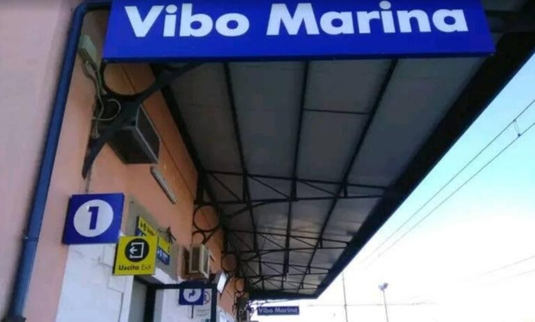 Stazione di Vibo Marina, potenziate le fermate dei treni ma resta il nodo dei cantieri e del degrado nel tratto che conduce al porto