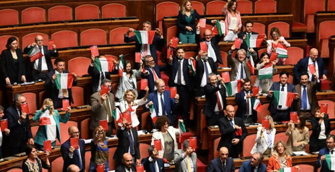 La notte (in aula) della Repubblica: l’Autonomia differenziata è legge dopo una seduta fiume alla Camera