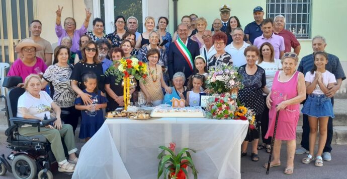 Mileto, festa grande in piazza Badia per i 100 anni di nonna Natuzza