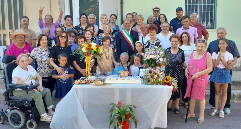 Mileto, festa grande in piazza Badia per i 100 anni di nonna Natuzza