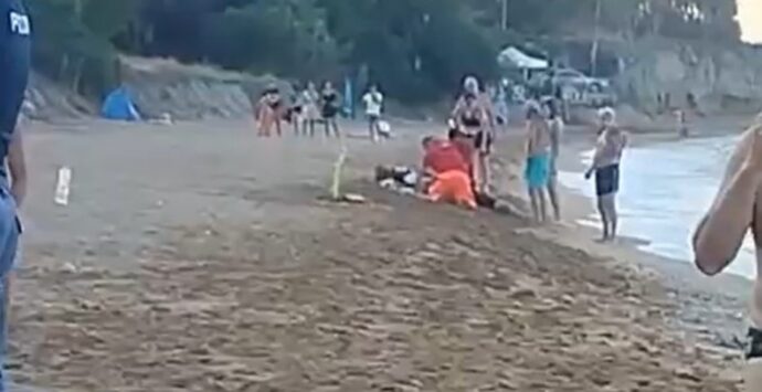 Muore di paura sulla spiaggia: 47enne terrorizzato da alcune vespe ha avuto un infarto fulminante