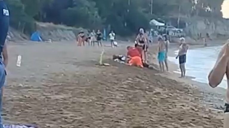 Muore di paura sulla spiaggia: 47enne terrorizzato da alcune vespe ha avuto un infarto fulminante