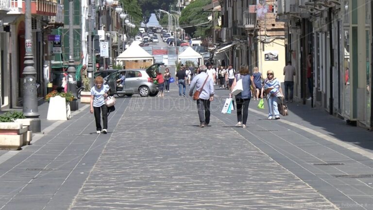 A Vibo i saldi fanno flop, commercianti disperati: «Sul corso non c’è nessuno, è diventato una strada secondaria» – Video