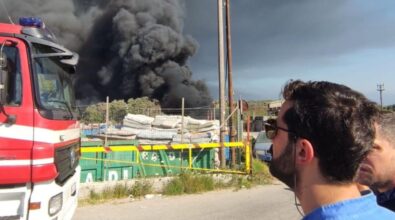 Rogo di rifiuti plastici nella Piana, incendio ancora non domato e la nube tossica fa paura: «Non uscite o fatelo con le mascherine»