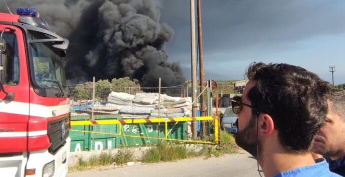 Rogo di rifiuti plastici nella Piana, incendio ancora non domato e la nube tossica fa paura: «Non uscite o fatelo con le mascherine»