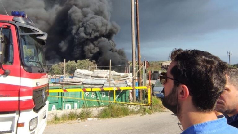 Rogo di rifiuti plastici nella Piana, incendio ancora non domato e la nube tossica fa paura: «Non uscite o fatelo con le mascherine»