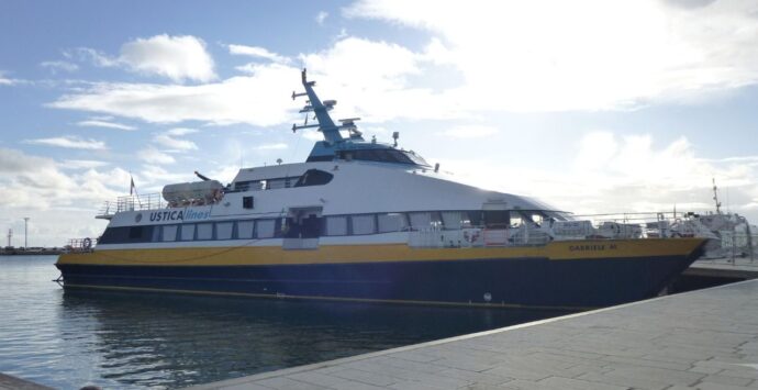 Vibo Marina, il catamarano Gabriele M in porto per effettuare le prove di ormeggio