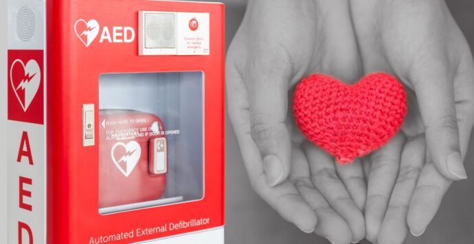 Donato un nuovo defibrillatore pubblico a Stefanaconi, il sindaco Solano: «Ora siamo ufficialmente un comune cardioprotetto»
