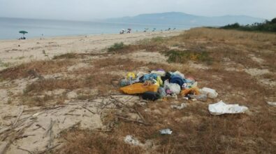 Pizzo, la spiaggia come una discarica: il degrado attanaglia Colamaio. Una lettrice: «Rifiuti ed erbacce ovunque»