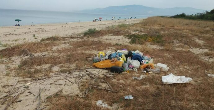 Pizzo, la spiaggia come una discarica: il degrado attanaglia Colamaio. Una lettrice: «Rifiuti ed erbacce ovunque»